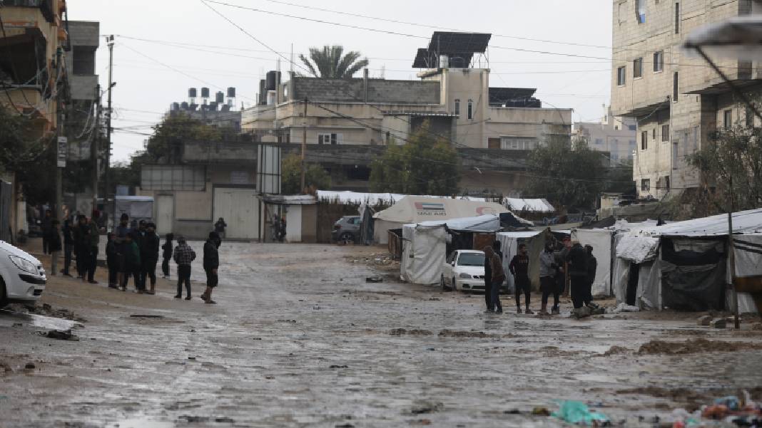 Gazze'deki çadır kamplarını vuran yağış felaketi 12